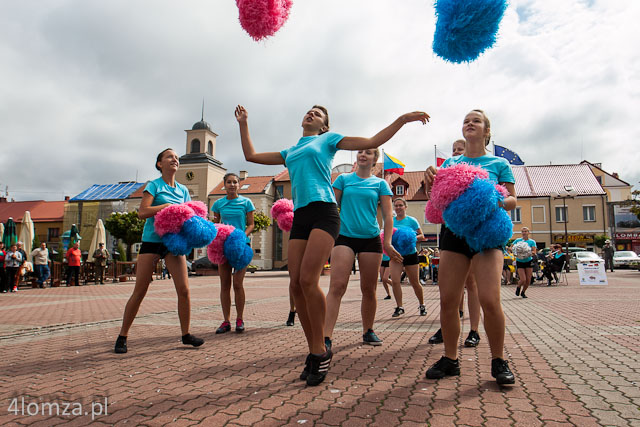 Stary Rynek, koncert Międzynarodowej Młodzieżowej Orkiestry Dętej „Wersalinka” i pokazy mażoretek
