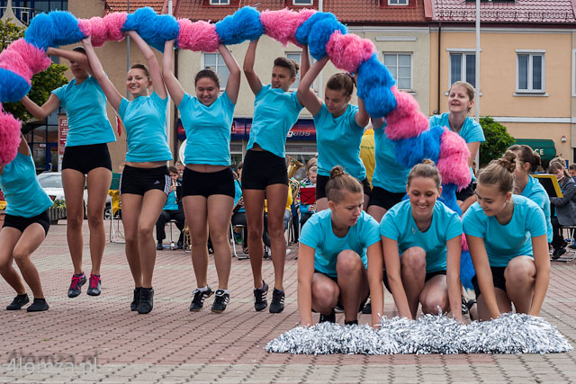 Stary Rynek, koncert Międzynarodowej Młodzieżowej Orkiestry Dętej „Wersalinka” i pokazy mażoretek