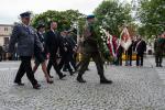 Foto: Plac Papieża Jana Pawła II, Pomnik Żołnierzy 33 p.p., delegacja instytucji rządowych składa wieniec