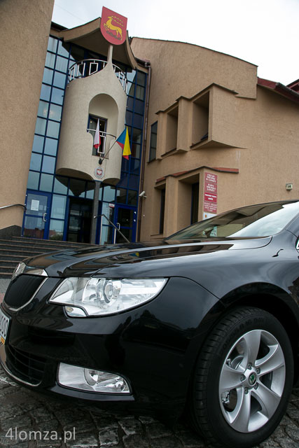 Skoda Superb przed ratuszem