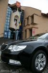 Foto: Skoda Superb przed ratuszem