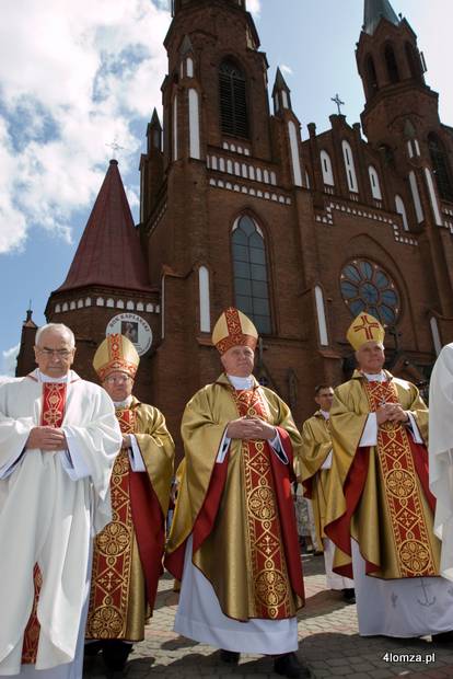 Bp Tadeusz Zawistowski, bp Stanisław Stefanek i bp Gerhard Ludwig Müller w Myszyńcu podczas Miodobrania 2009