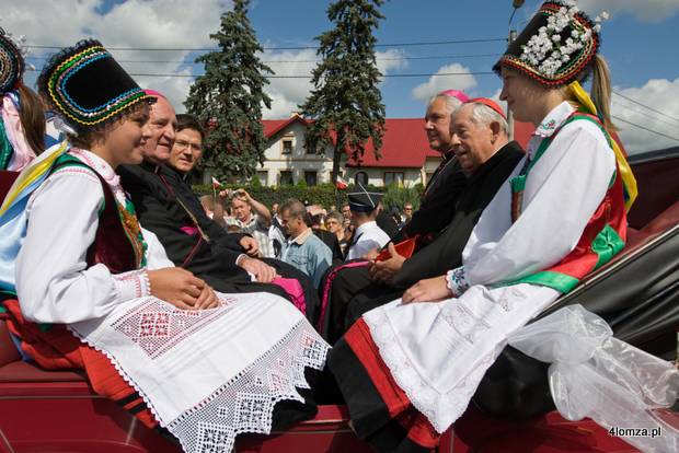 Bp Stanisław Stefanek, ks. Sławomir Śledziewski, bp Gerhard Ludwig Müller i prymas Józef Glemp w Myszyńcu podczas Miodobrania 2009