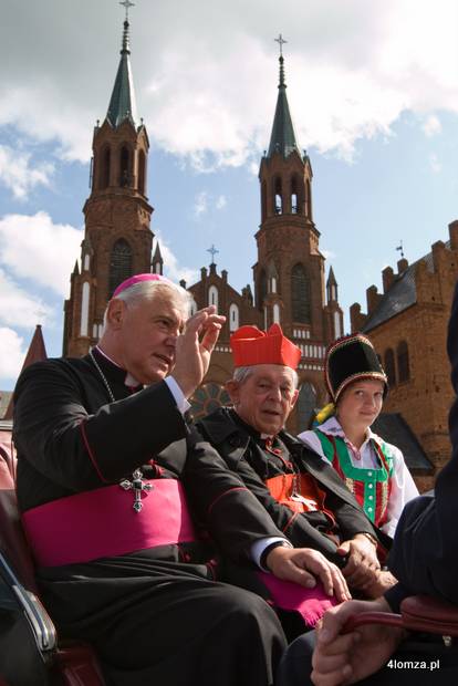 Bp Gerhard Ludwig Müller i prymas Józef Glemp w Myszyńcu podczas Miodobrania 2009