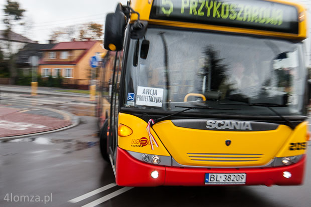 Biało-czerwona wstążka i kartka informują o proteście w MPK