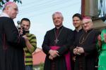 Foto: Biskup Gerhard Ludwig Müller, ks. dr Sławomir Śledziewski, bp Stanisław Stefanek i bp Tadeusz Zawistowski  podczas chrztu statku BONA w Łomży, 2009r