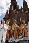 Foto: Bp Tadeusz Zawistowski, bp Stanisław Stefanek i bp Gerhard Ludwig Müller w Myszyńcu podczas Miodobrania 2009