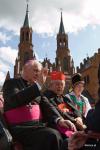 Foto: Bp Gerhard Ludwig Müller i prymas Józef Glemp w Myszyńcu podczas Miodobrania 2009