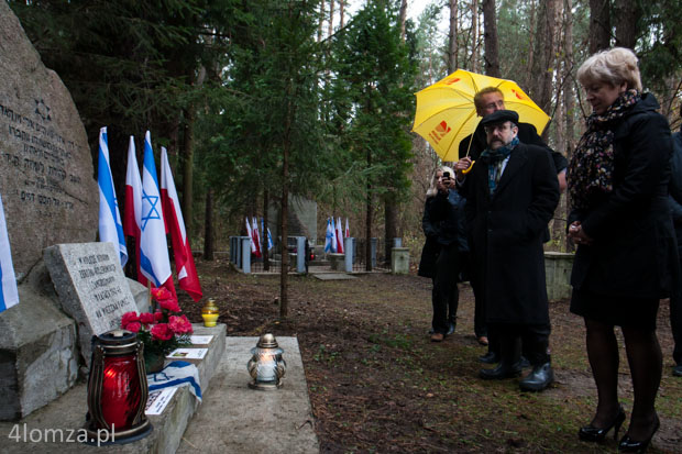 Naczelny rabin Polski Michael Schudrich i wiceprezydent Mirosława Kluczek na grobach w miejscu masowych rozstrzelań Żydów przez Niemców w lesie koło Giełczyna