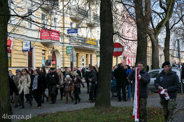 Przemarsz zgromadzonych mieszkańców do katedry