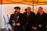 Foto: Naczelny rabin Polski Michael Schudrich odmawia modlitwę za zmarłych obok prezydent Łomży Mieczysław Czerniawski i ambasador Izraela w Polsce Zvi Rav-Ner