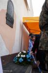 Foto: Ambasador Izraela w Polsce Zvi Rav-Ner składa wieniec przed tablicą memoratywną Żydów z getta w Łomży