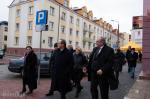 Foto: Goście przechodzą do Muzeum Północno - Mazowieckiego na otwarcie wystawy \\\