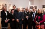 Foto: Ilona Massalska (dyrektor Fundacji Przyjaźni Polsko - Izraelskiej), Grażyna Majer (wiceprzewodnicząca gminy wyznaniowej żydowskiej w Warszawie), Dieter Reinl (radca kulturalny ambasady Republiki Federalnej Niemiec), Stanisław Świerczewski (wiceprezes Polskiego Towarzystwa Sprawiedliwych Wśród Narodów Świata), Michael Schudrich (naczelny rabin Polski), Mieczysław Czerniawski (prezydent Łomży), Jan Jagielski (Żydowski Instytut Historyczny), Zvi Rav-Ner (ambasador Izraela w Polsce) z małżonką