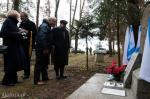 Foto: Naczelny rabin Polski Michael Schudrich na grobach w miejscu masowych rozstrzelań Żydów przez Niemców w lesie koło Giełczyna