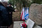 Foto: Naczelny rabin Polski Michael Schudrich z ks, Janem Krupką na grobach w miejscu masowych rozstrzelań Żydów przez Niemców w lesie koło Giełczyna