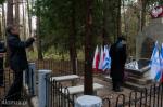 Foto: Radca kulturalny ambasady Republiki Federalnej Niemiec Dieter Reinl  i Naczelny rabin Polski Michael Schudrich na grobach w miejscu masowych rozstrzelań Żydów przez Niemców w lesie koło Giełczyna