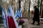 Foto: Naczelny rabin Polski Michael Schudrich na grobach w miejscu masowych rozstrzelań Żydów przez Niemców w lesie koło Giełczyna