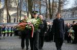 Foto: Prezydent Łomży Mieczysław Czerniawski, przewodniczący Rady Miasta Maciej Borysewicz i wiceprezydent Beniamin Dobosz składają kwiaty pod tablicą pamiątkową ku czci Leona Kaliwody