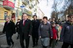 Foto: Przemarsz zgromadzonych mieszkańców do katedry