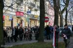 Foto: Przemarsz zgromadzonych mieszkańców do katedry