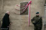 Foto: Starosta Lech Szabłowski odsłania tablicę pamiątkową
