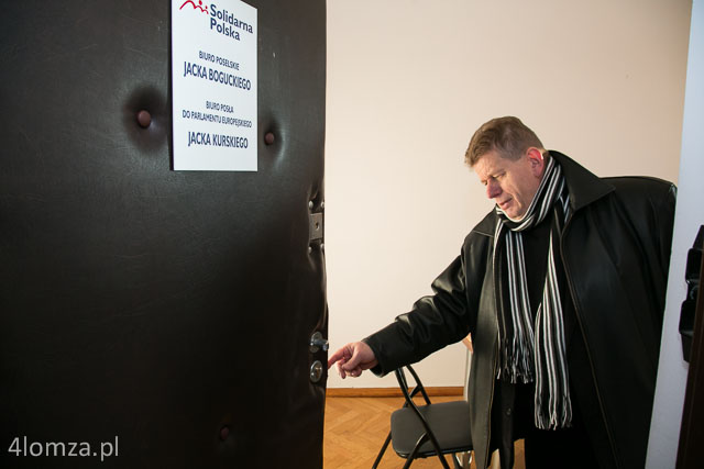 Uszkodzone drzwi i zamek do pomieszczeń europosła Jacka Kurskiego i posła Jacka Boguckiego z Solidarnej Polski