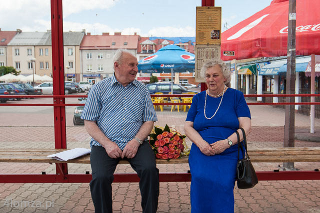 23.06.2012, Łomża, złote gody 28 par n/z Czesława i Czesław Chrapowiccy siedzą na przystanku czekając na autobus