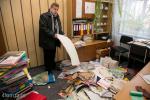 Foto: Przewodniczący łomżyńskiej solidarności Henryk Piekarski pokazuje pokój wydziału oświaty