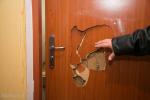 Foto: Uszkodzone jedne z drzwi