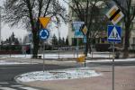 Foto: 4.12.2012, Łomża, rondo Lutosławskiego przy ZUSie, nadmiar znaków drogowych zmniejsza bezpieczeństwo w związku z tym GDDKiA przygotowała projekt zmian przepisów ... a w Łomży?