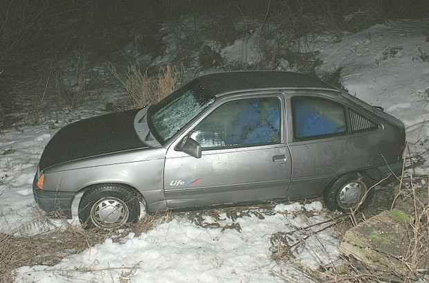 Pijany kierowca tego opla potrącił dwie młode dziewczyny (fot. podlaska.policja.gov.pl)