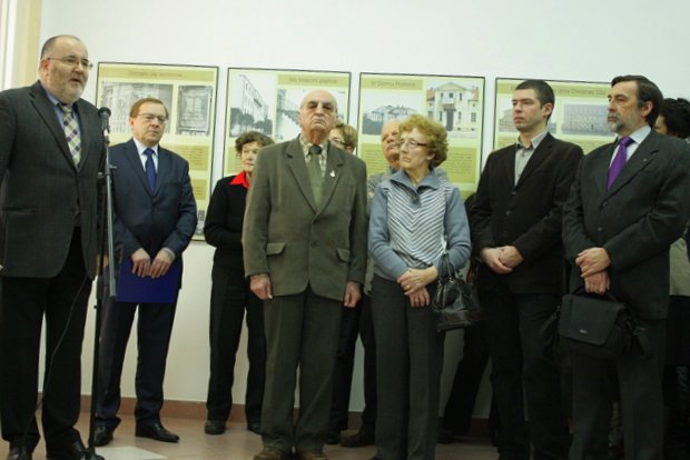 od lewej Wojciech Brzeziński, Jerzy Jastrzębski. Po prawej twórcy wystawy: Jacek Andrzejowski, Tomasz Rakowski i Katarzyna Watemborska.