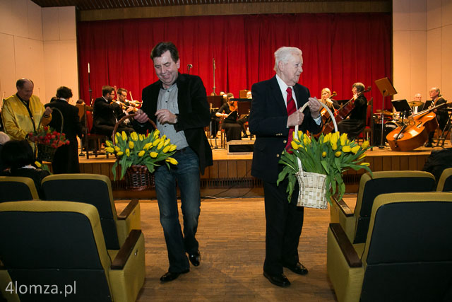Tadeusz Chachaj i Andrzej Kujawa rozdaje kwiaty