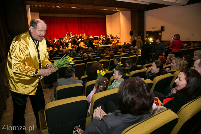 Jerzy Karwowski rozdaje kwiaty