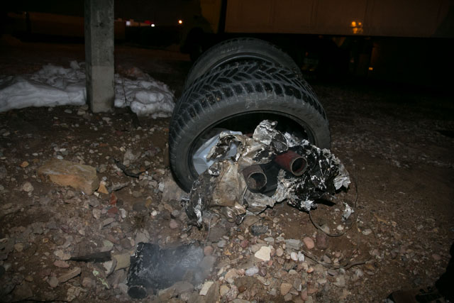 Uszkodzone w lutym przyłącze ciepłownicze „donikąd” na parkingu przy Przykoszarowej