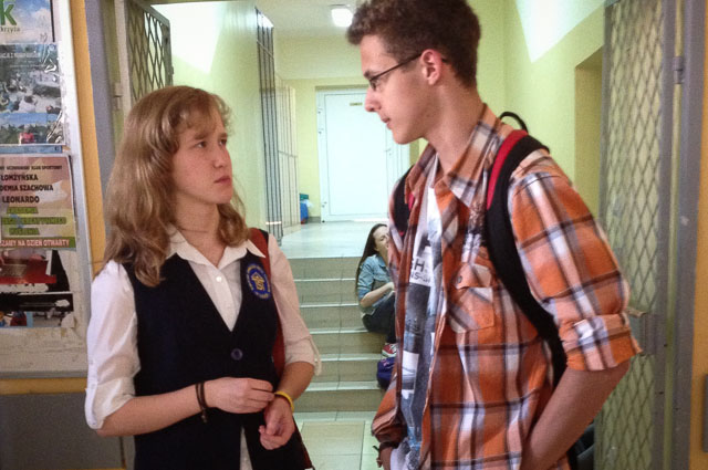 Agata Kamińska w PG 6 w Łomży rozmawia z młodszym kolegą