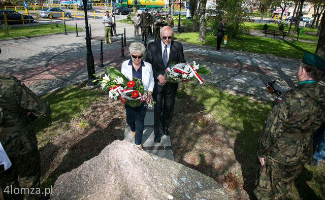 Zastępca prezydenta Łomży Mirosława Kluczek i starosta łomżyński Lech Szabłowski składają kwiaty