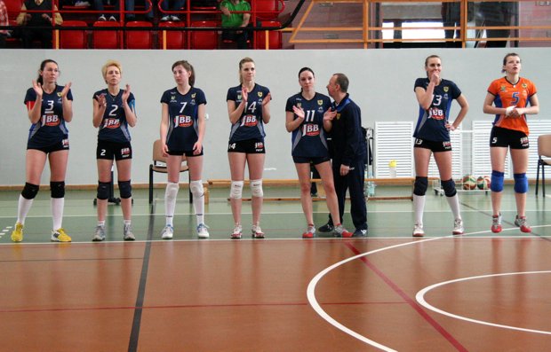 od lewej Katarzyna Skowrońska (kapitan), Monika Gromadzka, Renata Biała, Agnieszka Chomutnik, Katarzyna Dembińska, trener Mirosław Skawski, Anna Niedbajło, Rita Łapacz (libero).