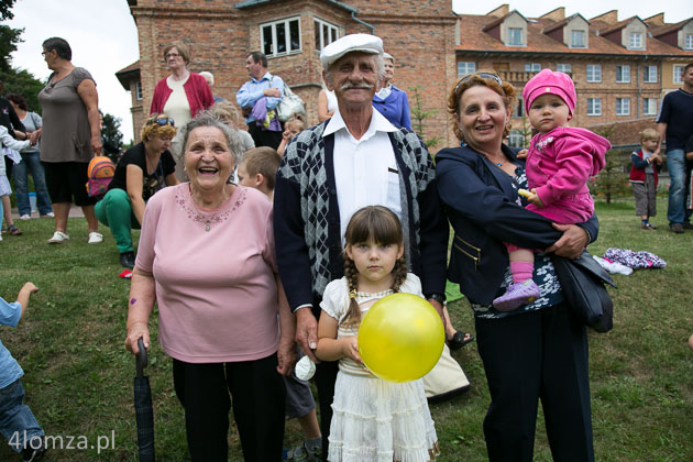 Prababcia Teresa Liniewska, pradziadek Antoni Liniewski, babcia Ewa Fabiszewska z wnuczką Oliwią i wnuczka Zuzia