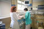 Lekarz neonatolog Marta Jałbrzykowska z opiekującą się pielęgniarką