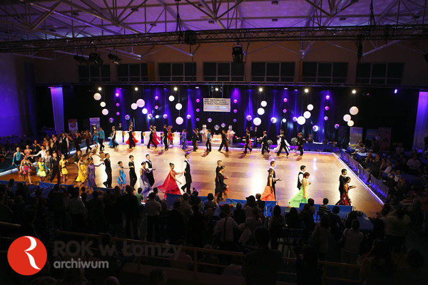 20.10.2010
Odbył się Ogólnopolski Turniej Tańca Towarzyskiego o „Mistrzostwo Łomży”. To turniej tańca towarzyskiego organizowany przez Regionalny Ośrodek Kultury w Łomży i Klub Tańca Towarzyskiego AKAT, gromadzi ponad 200 par tanecznych z całej Polski.