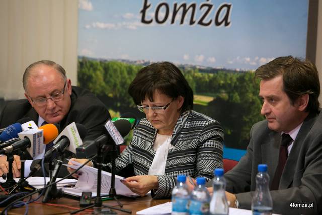 Prezydent Mieczysław Czerniawski, skarbnik Grażyna Kołodziejska i z-ca prezydenta Beniamin Dobosz podczas konferencji prezentującej budżet