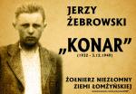 Foto: Jerzy Żebrowski ps. „Konar” (1932 - 1949) syn Kazimierza Żebrowskiego, ps. „Bąk”. W konspiracji od 1941 r. Zginął wraz z ojcem 3 grudnia 1949 roku w Mężeninie (pow. Łomża).  Otoczeni przez grupę operacyjną UB-KBW na konspiracyjnej kwaterze próbowali się przebić. W strzelaninie obaj zostali ranni - Jerzy ciężko. Ojciec wrócił do syna, dobił go i sam się zastrzelił. Ich zwłok nie wydano rodzinie.