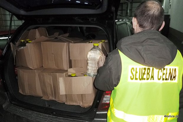 Bagażnik zatrzymanego w Łomży kia wyładowany kartonami w których było 350 litrów nielegalnego spirytusu. fot. Izba Celna w Białymstoku