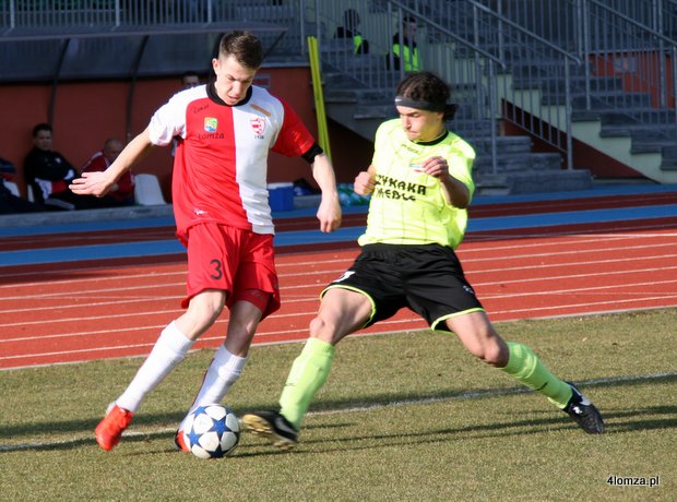 Artur Bajor (biało-czerwony strój) zaliczył w starciu z Płomieniem pierwszego gola w karierze w rozgrywkach seniorskich