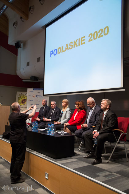 Wspólna fotografia. Od lewej: Cezary Kisiel, Robert Tyszkiewicz, Elżbieta Bieńkowska, Barbara Kudrycka, Jarosław Dworzański i Jacek Piorunek