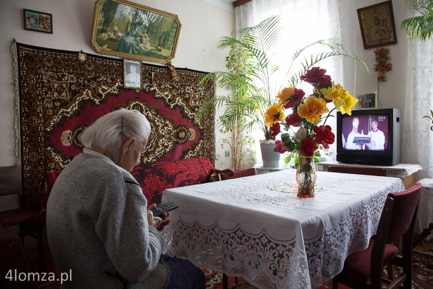 Zofia Kalska w swoim mieszkaniu ogląda transmisję.