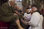 Foto: Kapłani odnowili przyrzeczenia, biskup obmył nogi