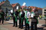 Foto: Rzecznicy pieszych: Maciej Borysewicz (przewodniczący Rady Miasta Łomża), Mirosław Oliferuk (dyrektor WORD Łomża), nadkomisarz Piotr Pietrzak (naczelnik wydziału ruchu drogowego KMP w Łomży), Mieczysław Czerniawski (prezydent Łomży)